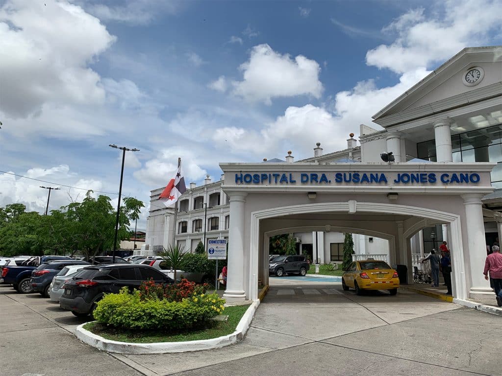 Lampara Alumbrado Publico en Estacionamiento de Hospital en Panamá