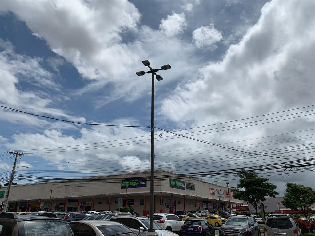 Lampara Alumbrado Publico en Estacionamiento de Hospital en Panamá-3