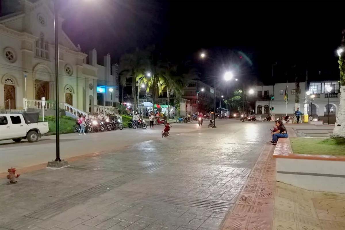 Alumbrado público en calle urbana en Mocoa de COLOMBIA-4