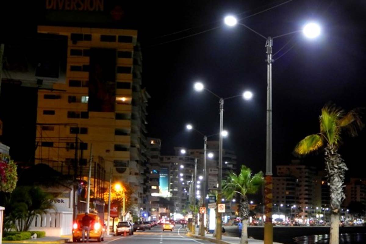 Luminaria vial LED en ciudad costera en Ecuador-2