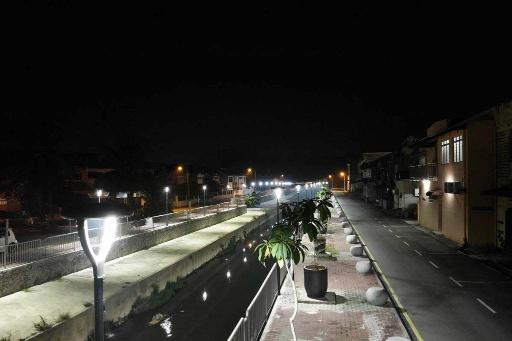 luz de jardín en una carretera comunitaria en Malasia-4