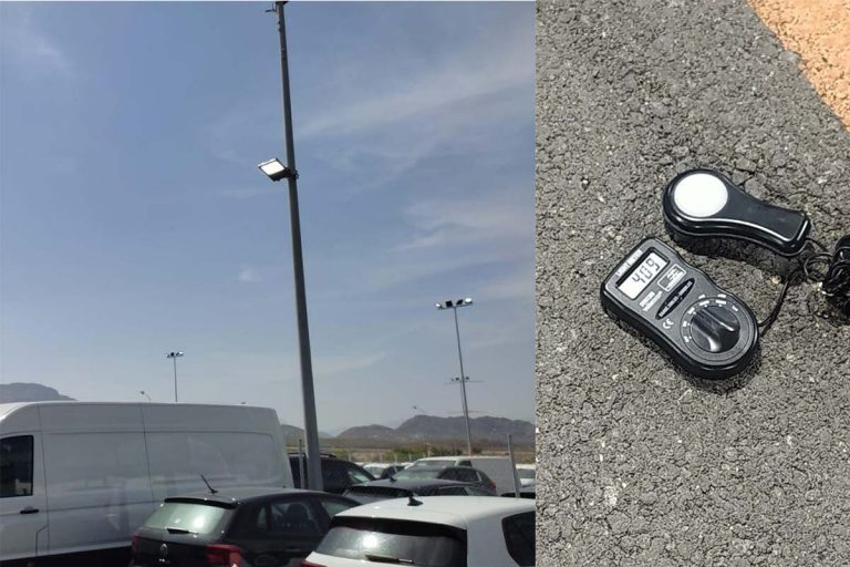 Series Zoom 200W Focos LED para exteriores en el estacionamiento de la tienda Volkswagen 4S en España