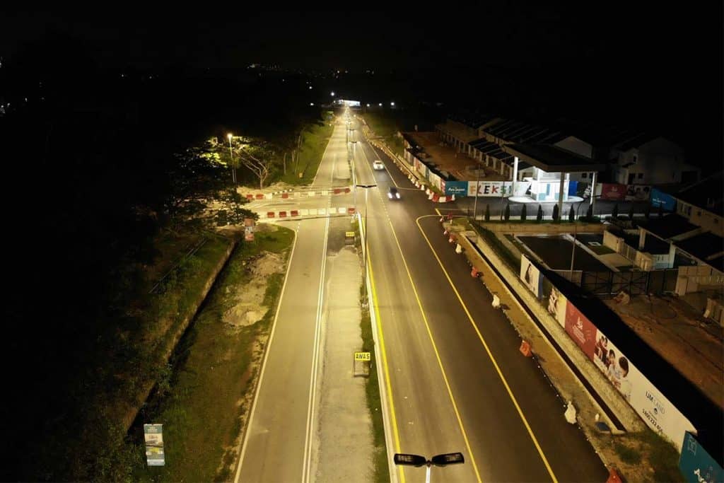 Alumbrado público en carreteras principales en JKR Kayu Ara de Malasia-2