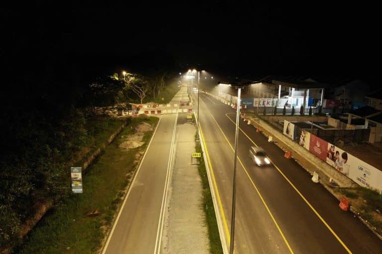 Series H luminarias LED para alumbrado publico en carreteras principales en JKR Kayu Ara de Malasia