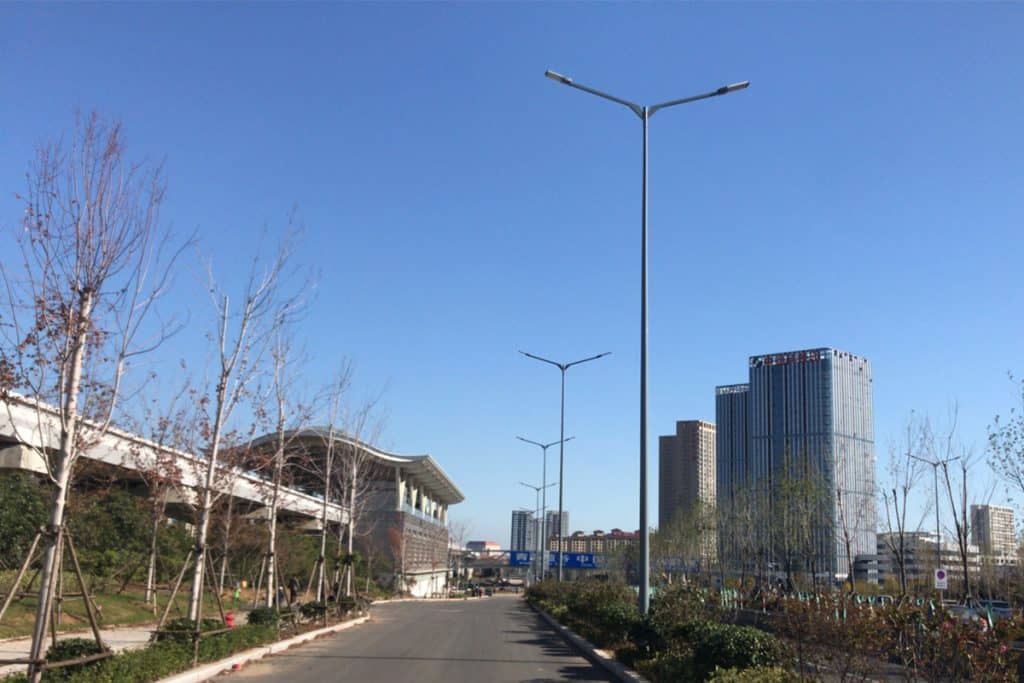 Farola LED exterior en la carretera urbana costera en Qingdao de China