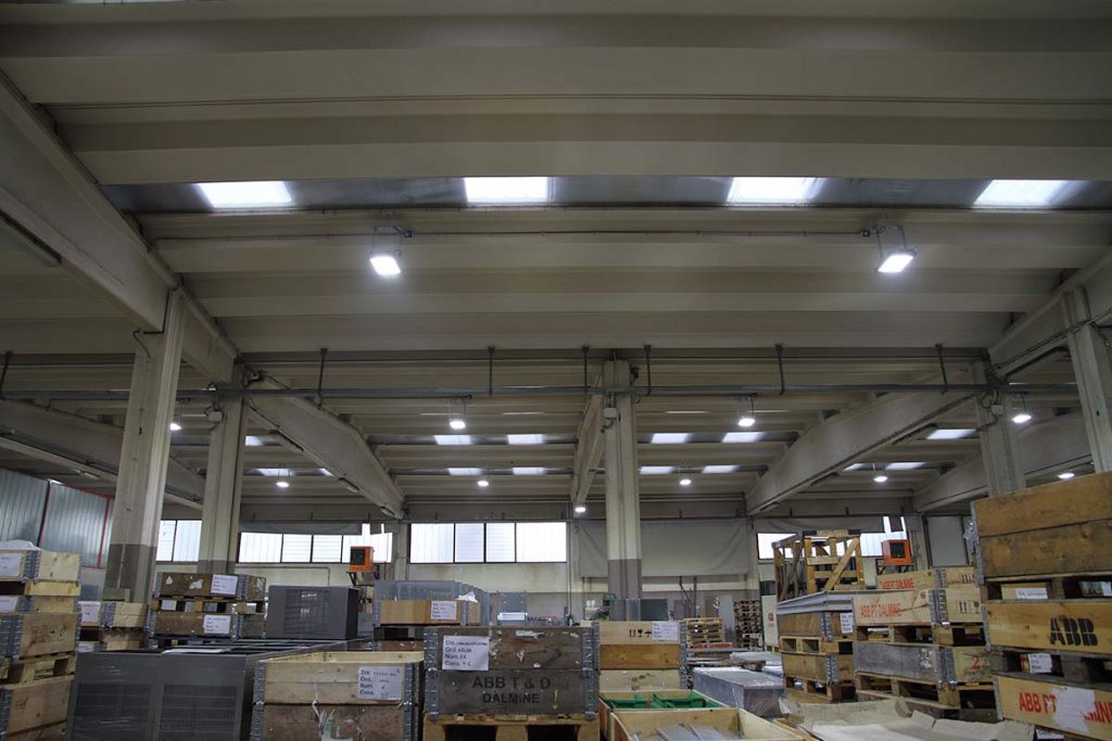 Campana LED para iluminación de almacenes y talleres en Italia