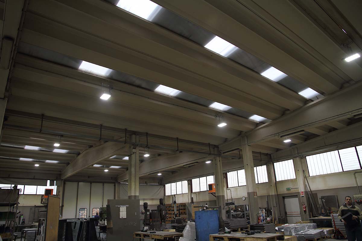 Campana LED para iluminación de almacenes y talleres en Italia-2