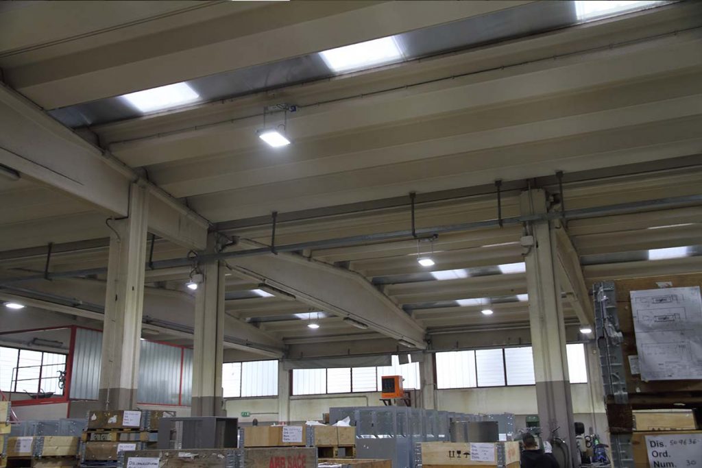 Campana LED para iluminación de almacenes y talleres en Italia-3