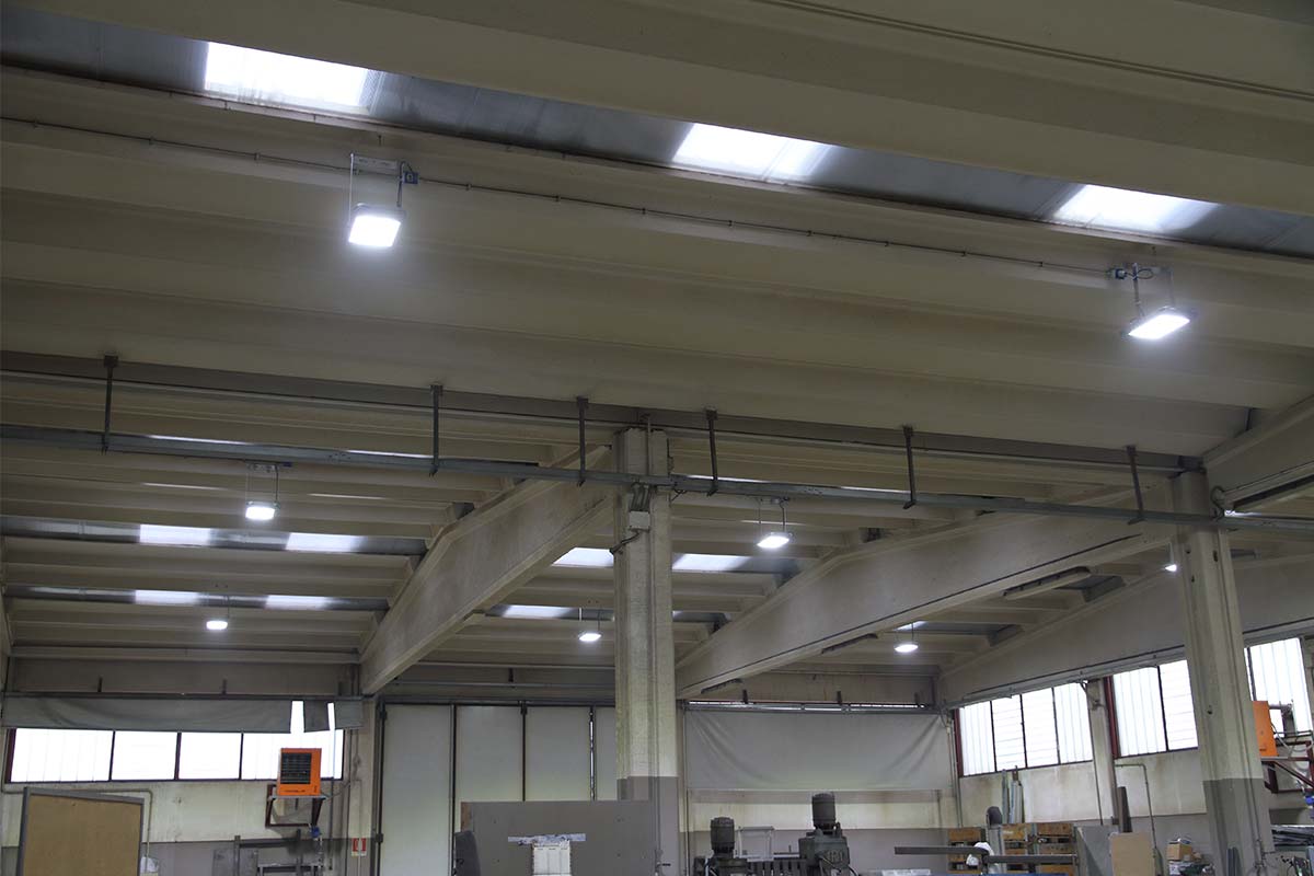 Campana LED para iluminación de almacenes y talleres en Italia-4