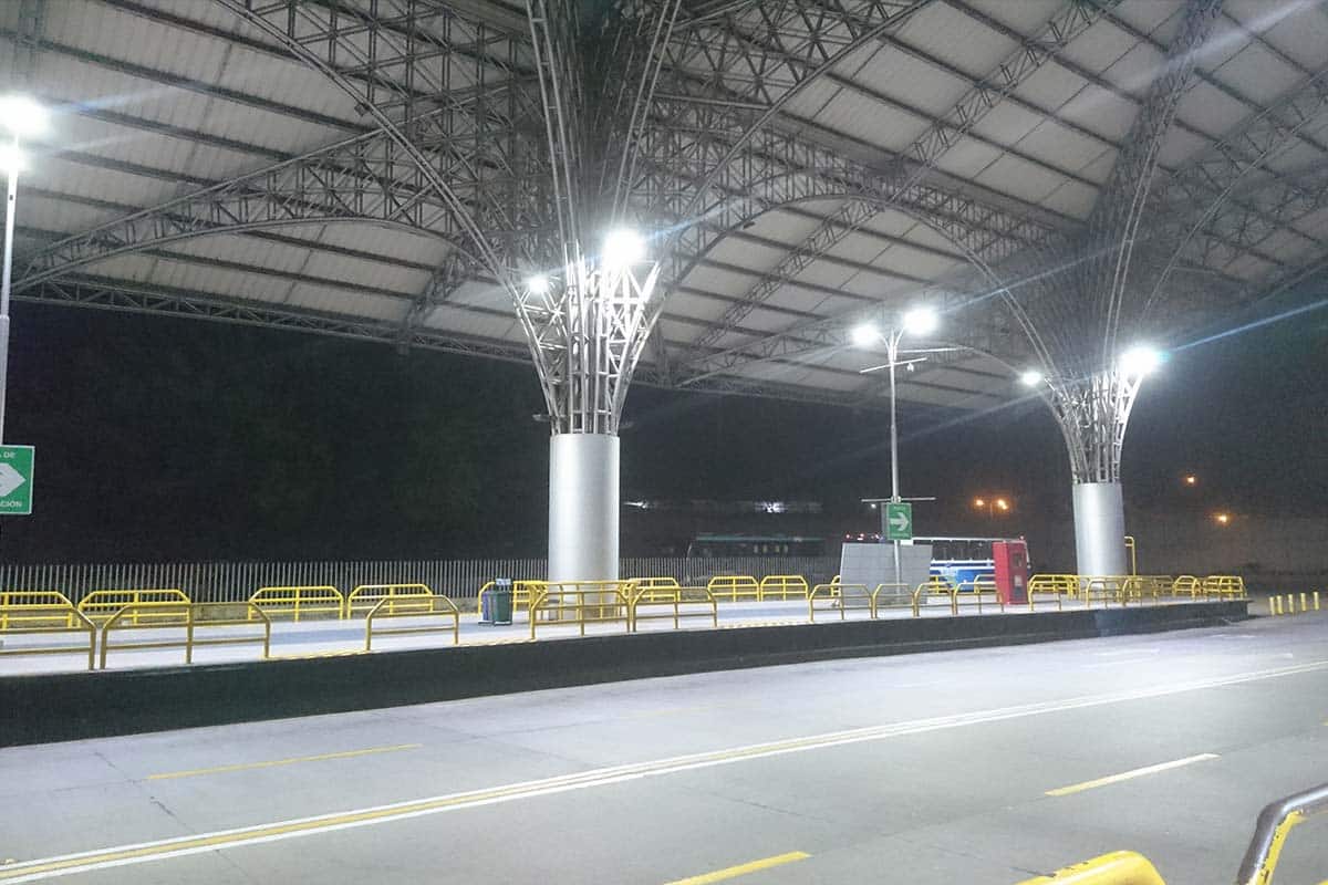 Proyector LED exterior en la estación de autobuses de Ecuador-2