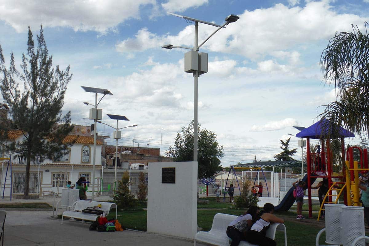 Alumbrado publico solar en el parque en México-2