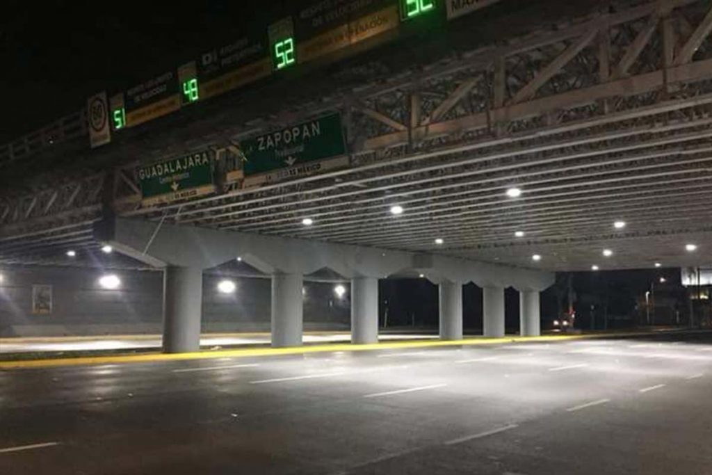 Tunel de luces led para debajo del puente en México