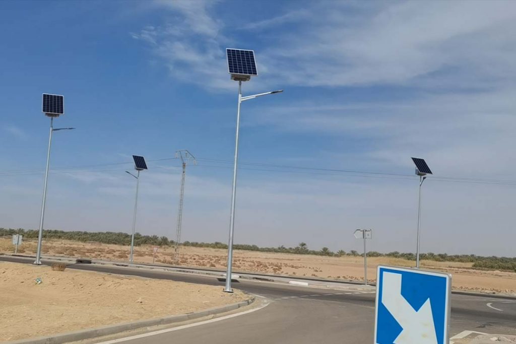 Farola solar LED en autopista en Túnez