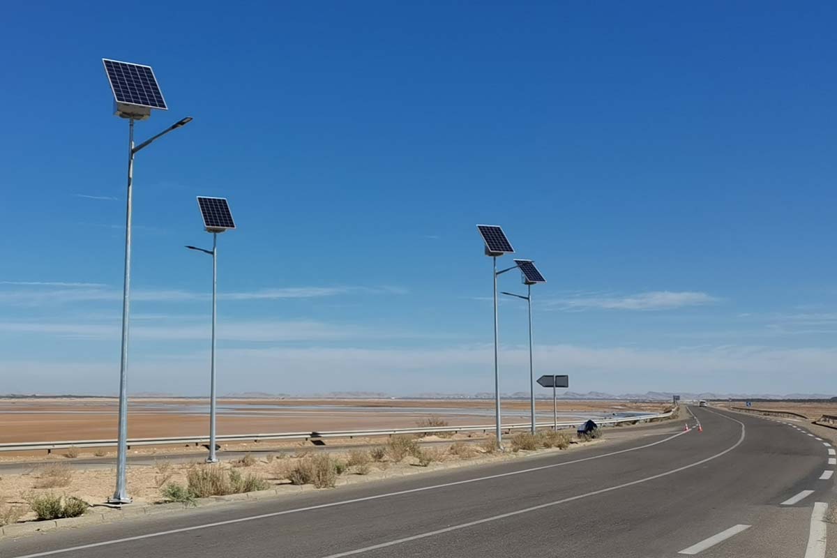 Farola solar LED en autopista en Túnez-2