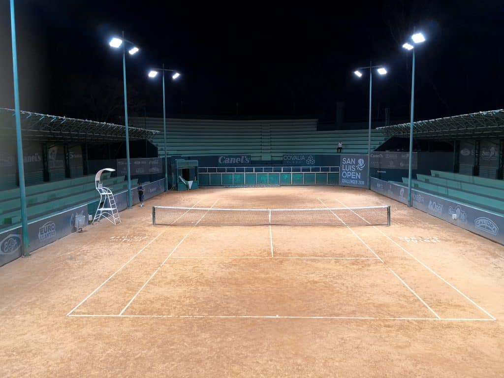 Proyecto de iluminación deportiva de cancha de tenis en México