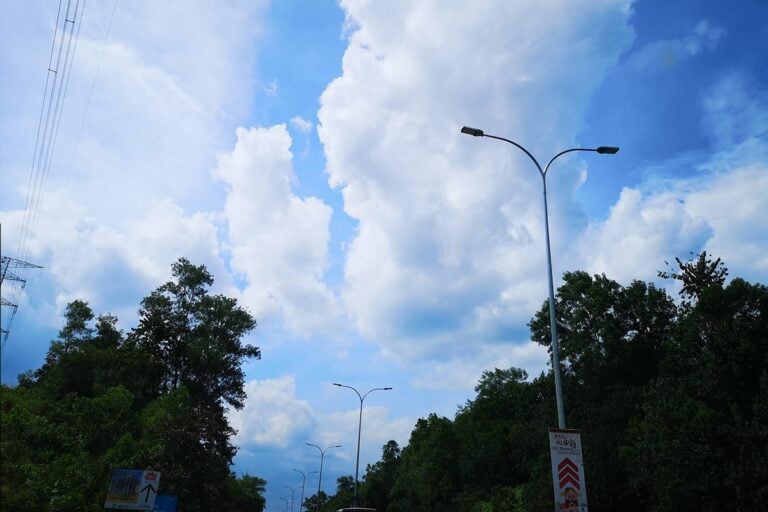 Cabezal de farola LED Serie H en la autopista Bukit Nenas