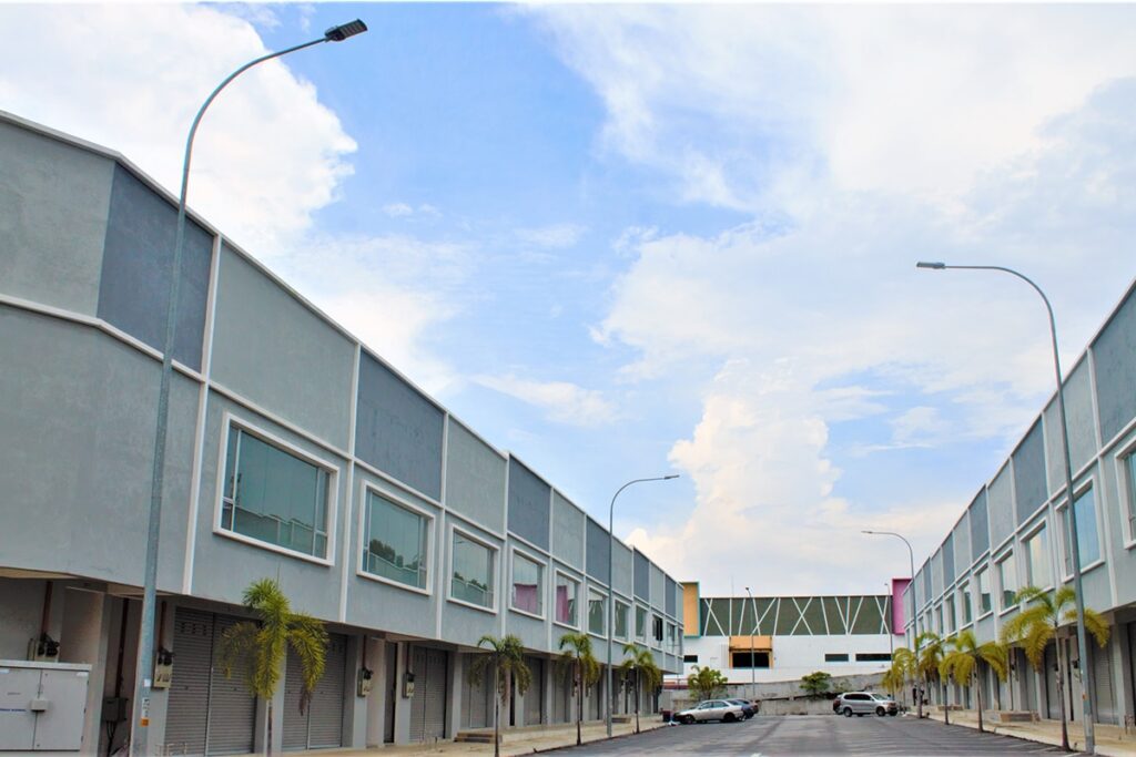 Farolas publicas serie H para aparcamiento de edificio de oficinas