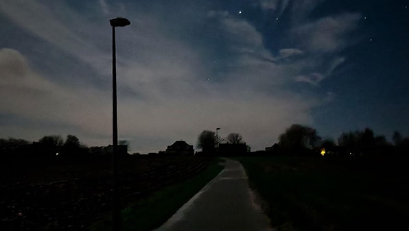 Las farolas se apagan durante la noche.