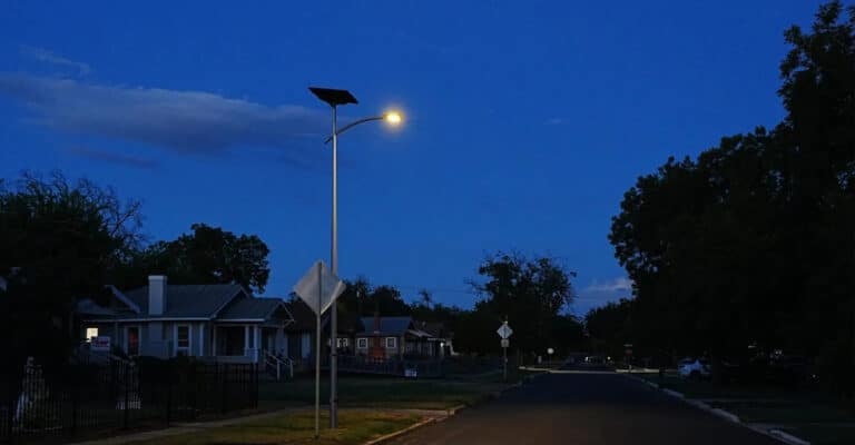 Sistema de gestión de baterías y modo de energía inteligente en farolas solares