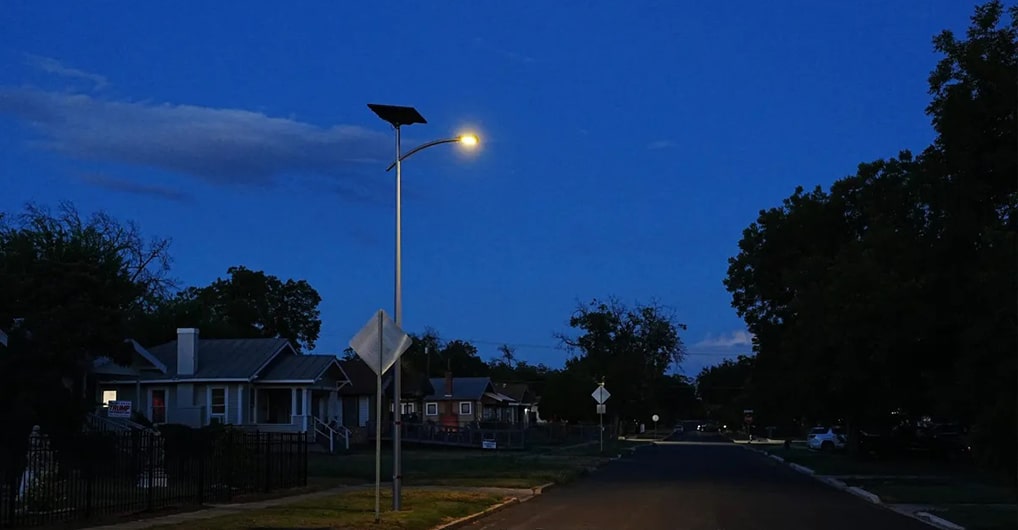 Sistema de gestión de baterías y modo de energía inteligente en farolas solares