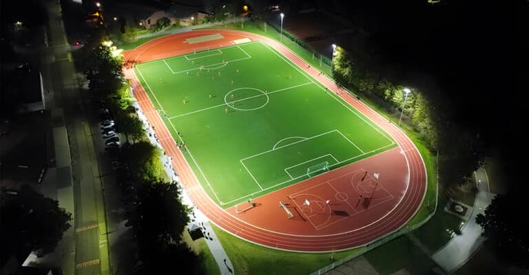 ¿Por qué varía tanto el costo de iluminación de estadios?
