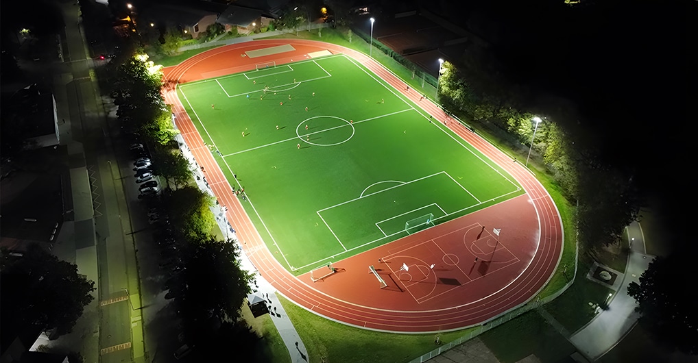 ¿Por qué varía tanto el costo de iluminación de estadios?
