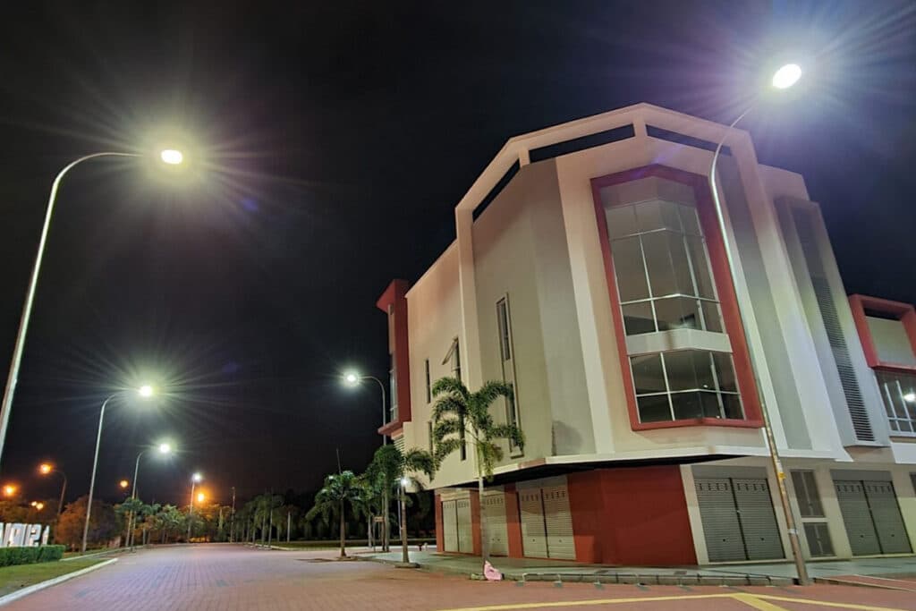 Modernización de luminarias de alumbrado publico LED para la zona comercial Suriaman Biz-4
