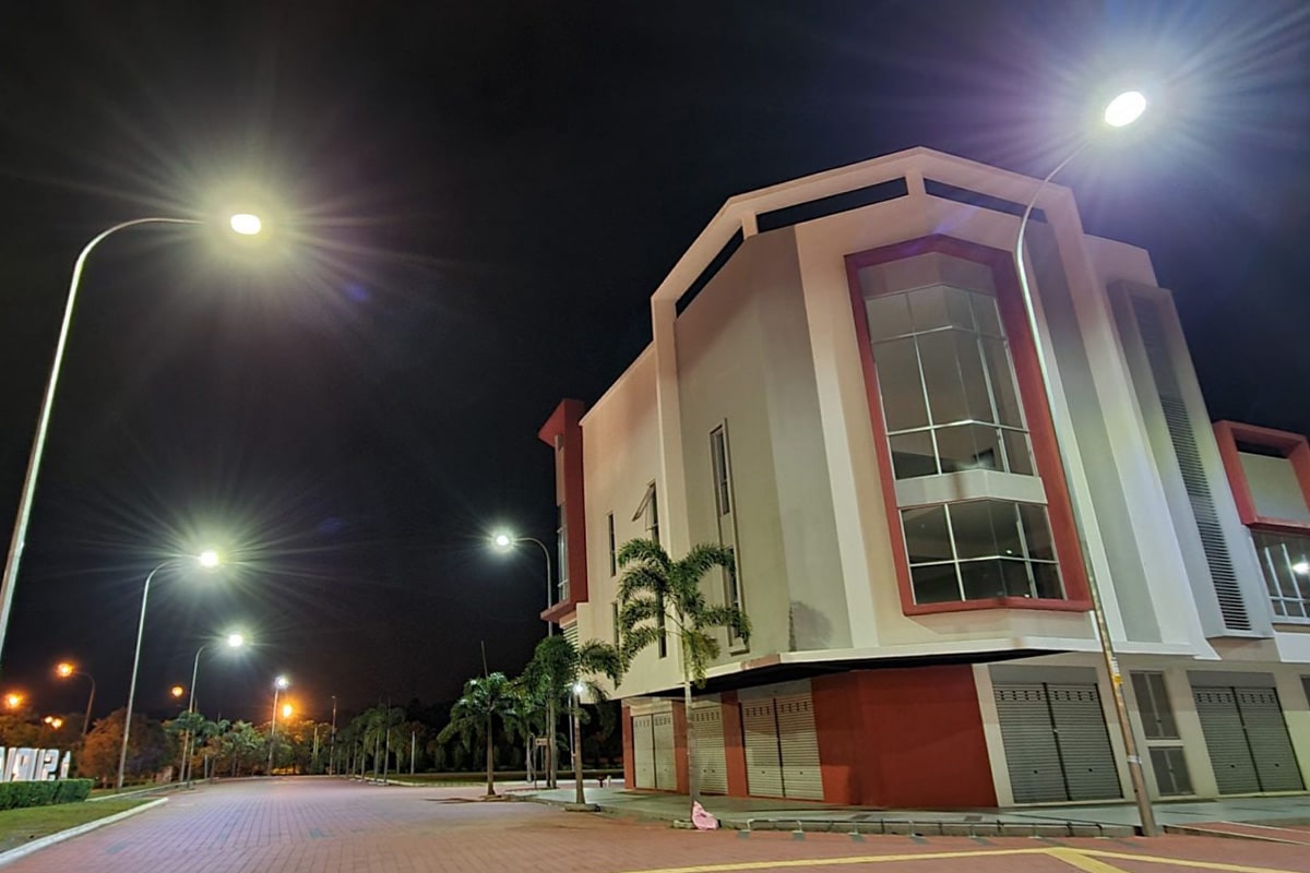Modernización de luminarias de alumbrado publico LED para la zona comercial Suriaman Biz-4