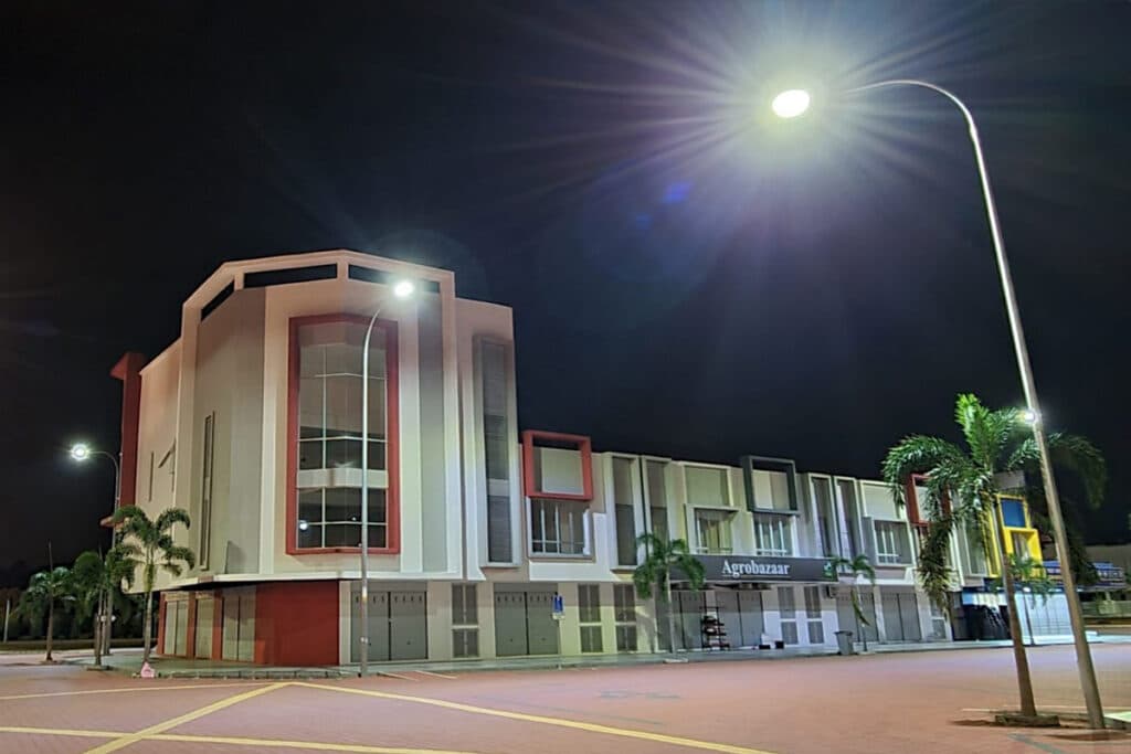 Modernización de luminarias de alumbrado publico LED para la zona comercial Suriaman Biz-2