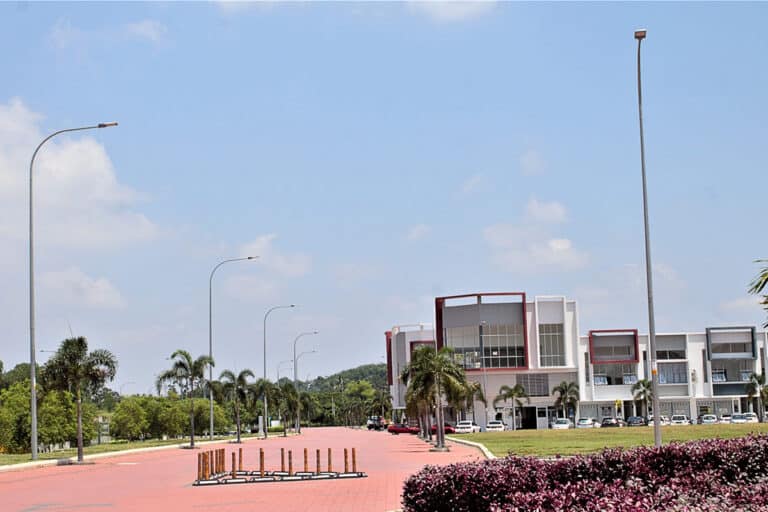 Modernización de luminarias de alumbrado publico LED para la zona comercial Suriaman Biz